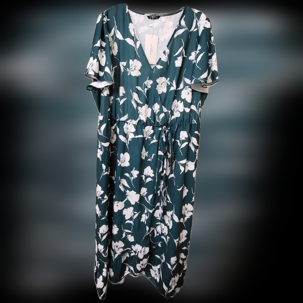 Women's floral green wrap around dress by Bloomchic size 26 (4X) New